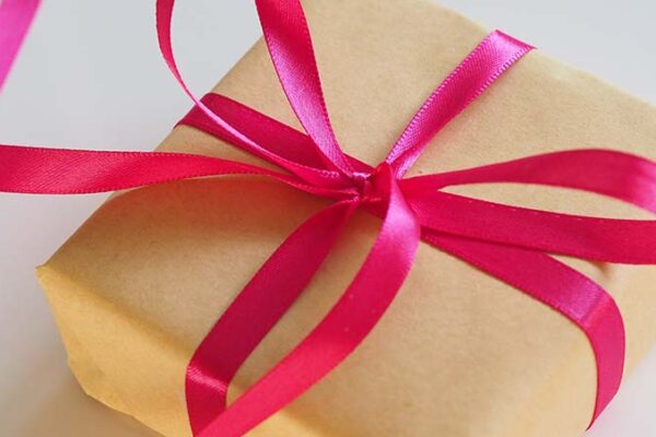 Geschenke an Geschäftsfreunde: Zählt der Brutto- oder der Nettowert?